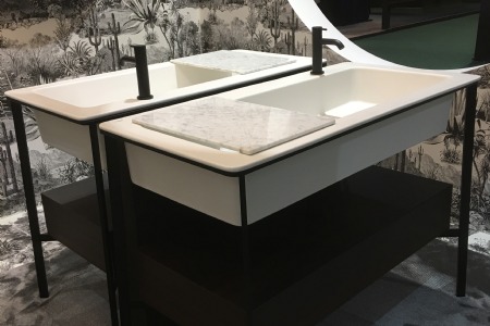 Lavabo céramique blanc poudré sur piètement noir et tiroir bois